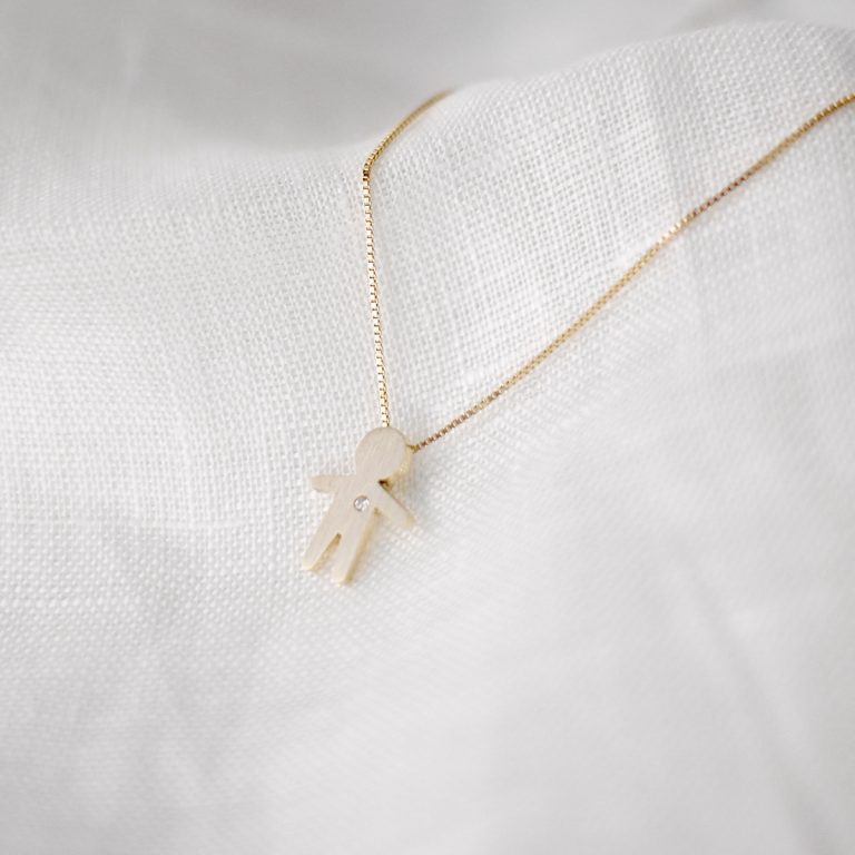 pingente minimalista representando filho feito a mão em ouro 18k com diamante