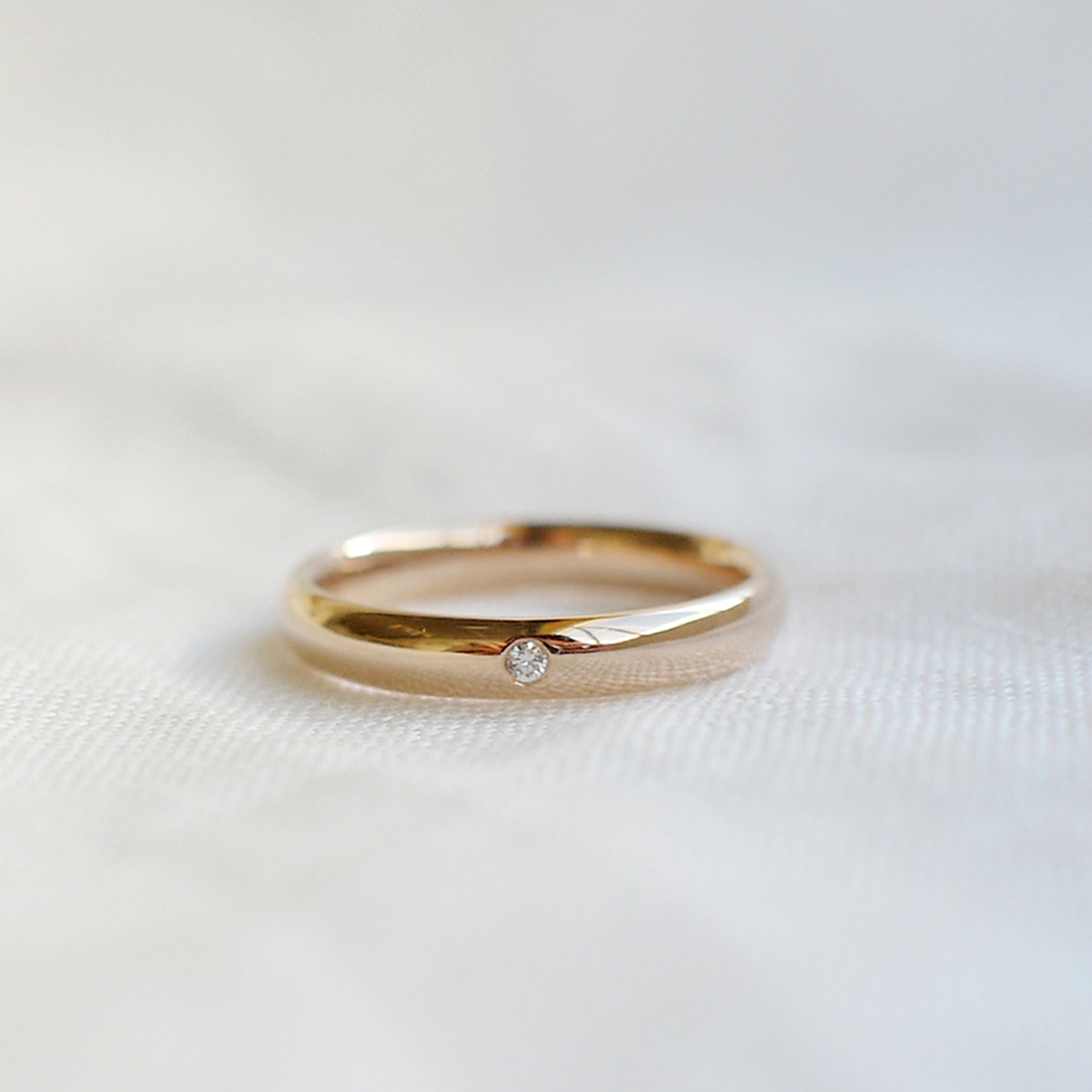 Aliança minimalista boleada feita a mão em ouro 18k com diamante para casamentos