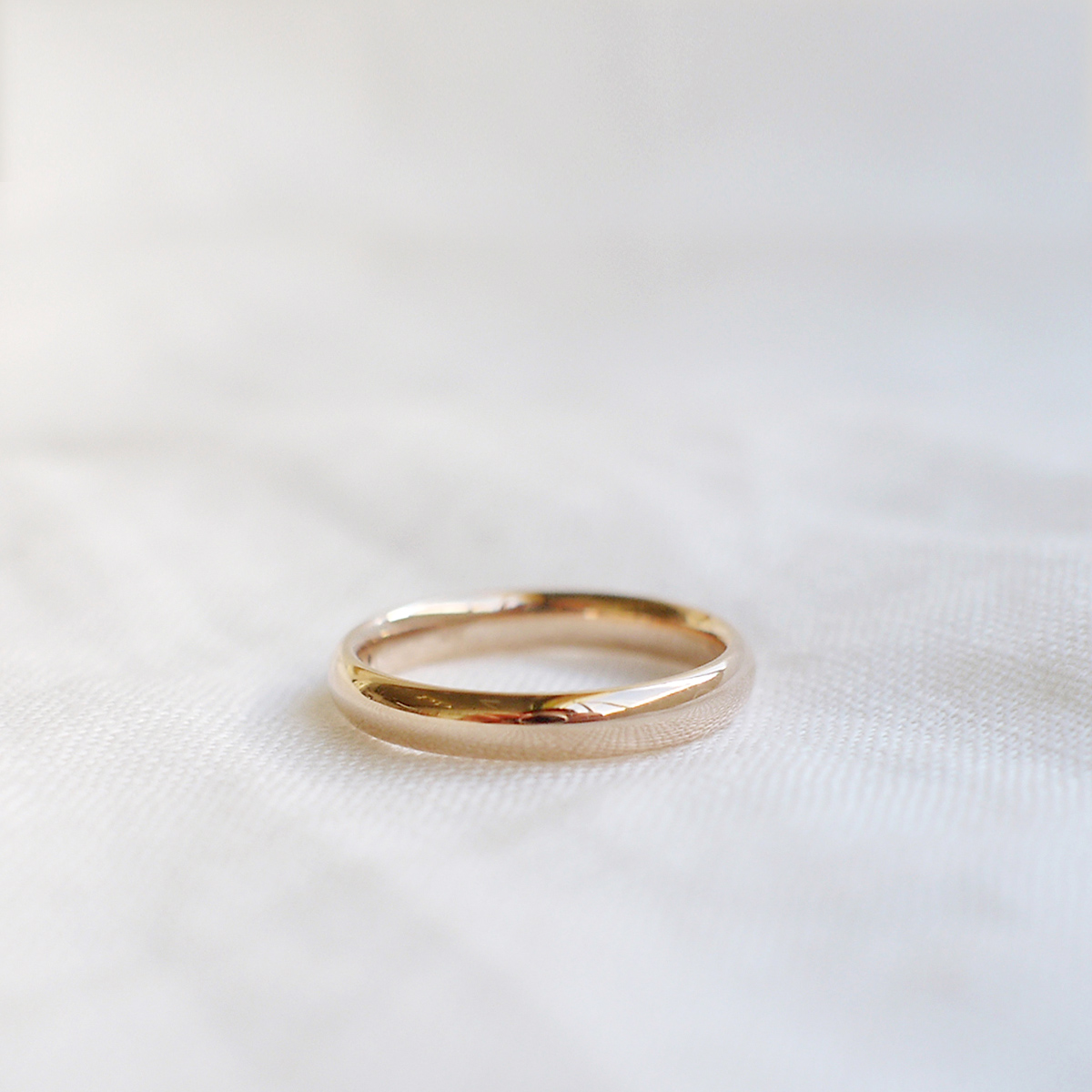 Aliança minimalista boleada feita a mão em ouro 18k para casamentos