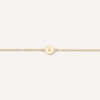 pulseira com plaquinha redonda feita à mão em ouro 18k com letra gravada