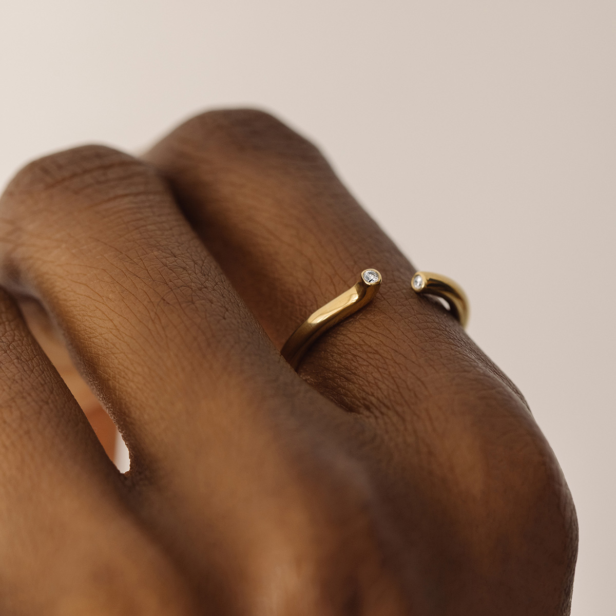 Anel aberto minimalista com dois diamantes nas extremidades feito a mão em ouro 18k