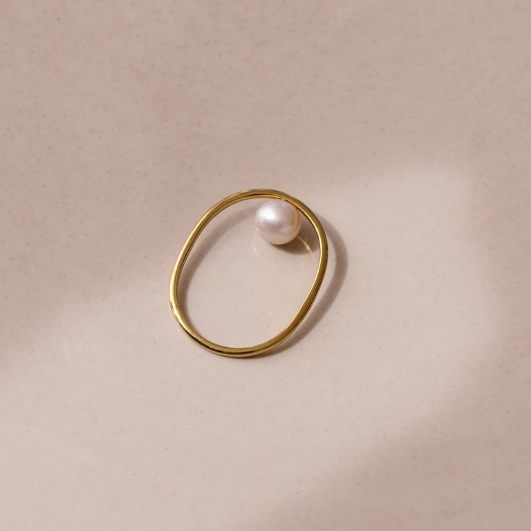 Anel minimalista de formato oval com pérola natural feito a mão em ouro 18k