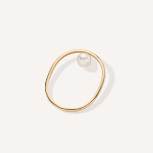 Anel minimalista de formato oval com pérola natural feito a mão em ouro 18k