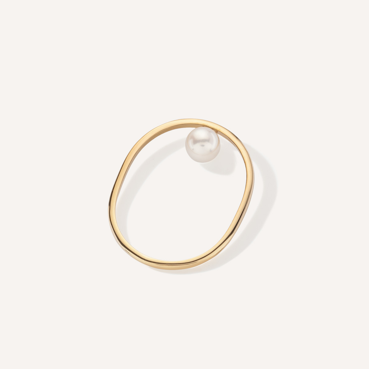 Anel minimalista de formato oval com pérola natural feito a mão em ouro 18k