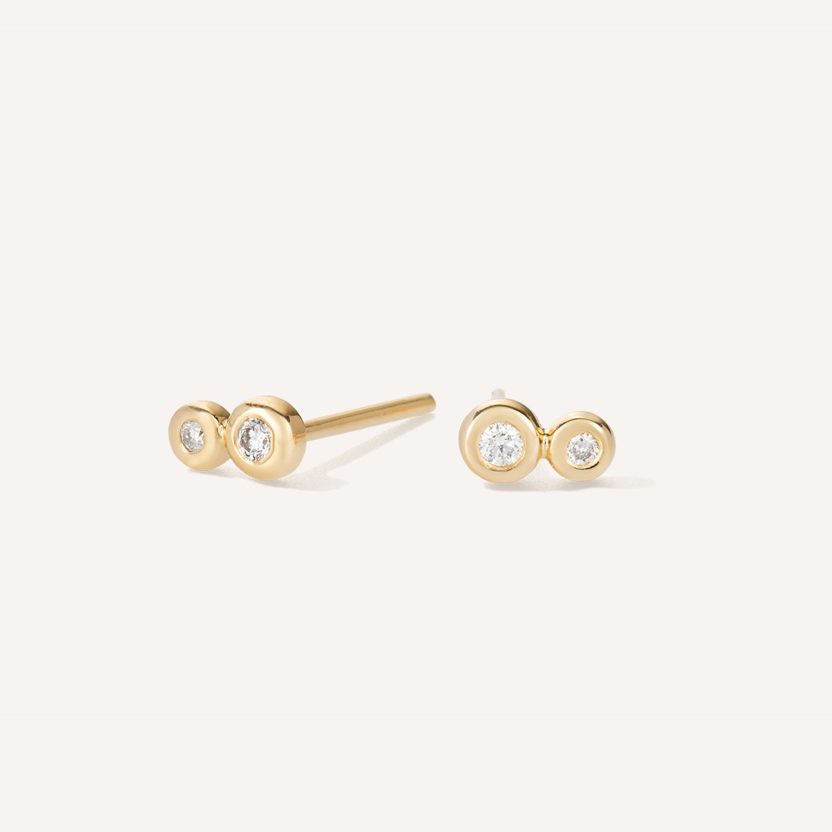 brinco de pino minimalista feito à mão em ouro 18k com dois diamantes de diferentes tamanhos