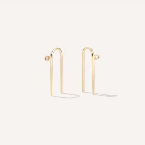 Brinco minimalista fino feito a mão em ouro 18k em formato de anzol com diamantes nas laterais