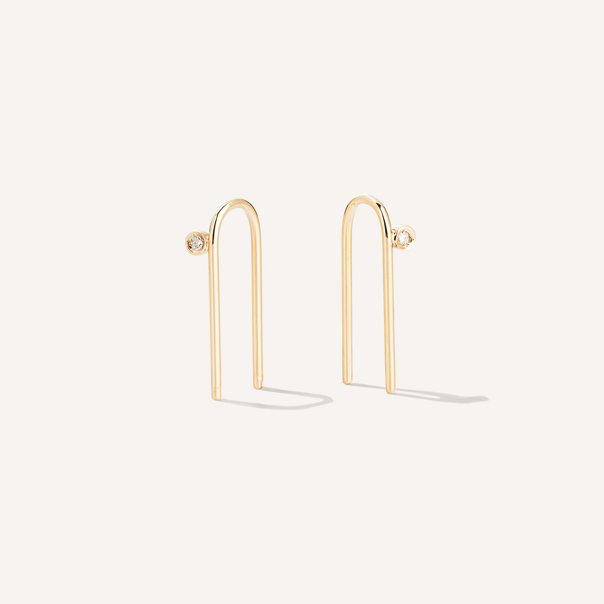 Brinco minimalista fino feito a mão em ouro 18k em formato de anzol com diamantes nas laterais