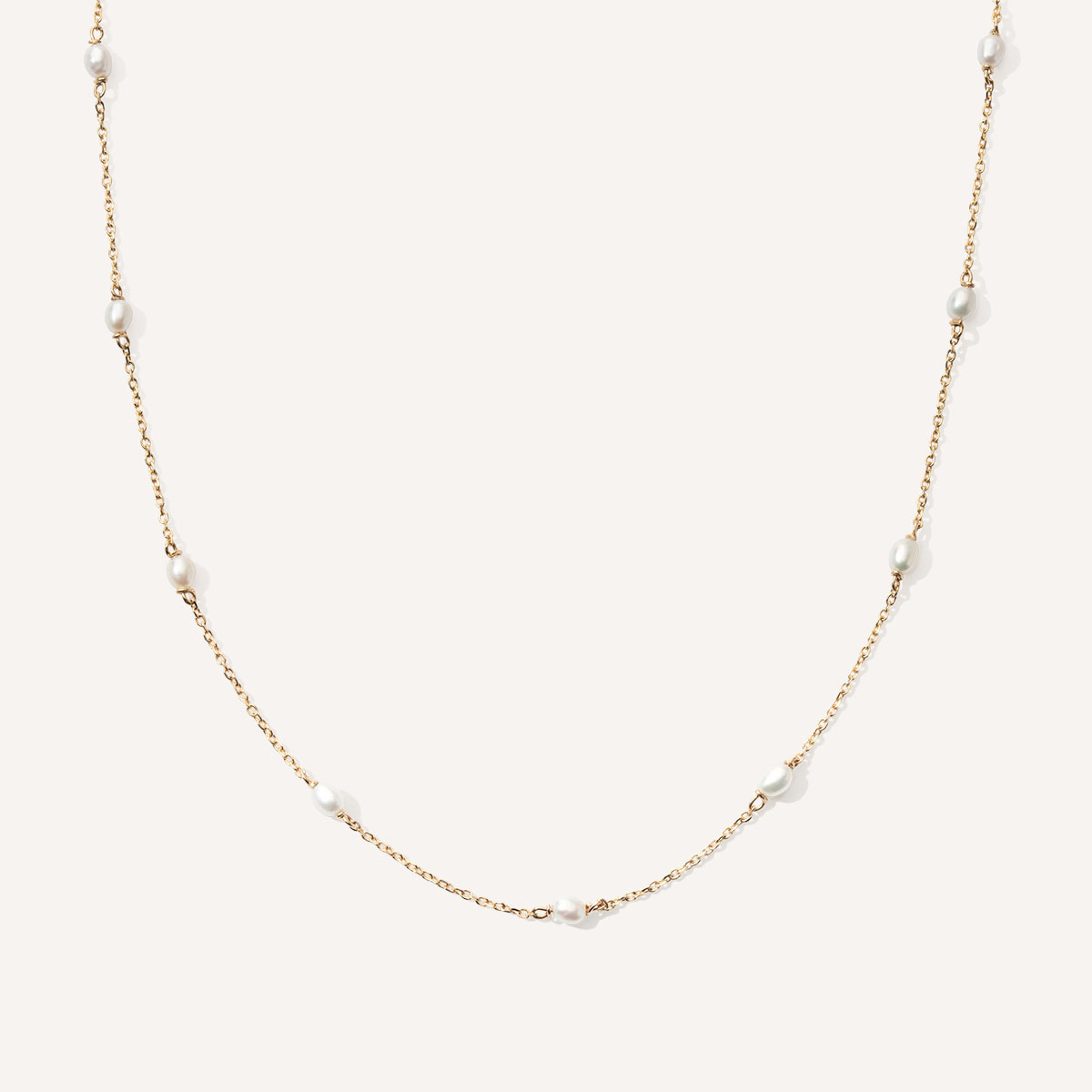 choker minimalista feita à mão em ouro 18k com pequenas pérolas em torno de toda a corrente