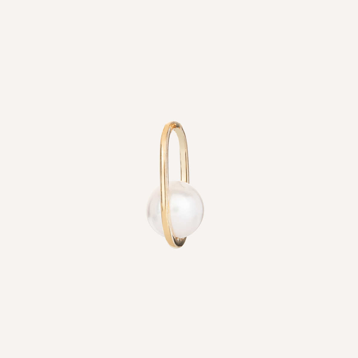 Pingente feito a mão em ouro 18k em formato oval com pérola branca natural