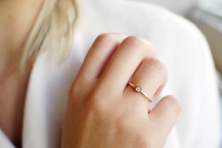 Mão vestindo Anel de aro arredondado minimalista feito a mão em ouro 18k com diamante