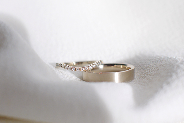 par de alianças para casamento em ouro champagne 18k com aro fosco e diamantes