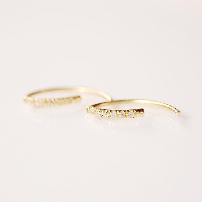 brinco minimalista feito à mão em ouro 18k cravejado de diamantes