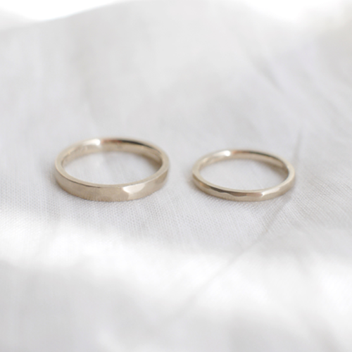 Par de Alianças de casamento feitas a mão em ouro 18k facetadas minimalistas