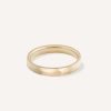 Aliança de casamento feita a mão em ouro 18k facetada minimalista sobre fundo branco