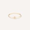 Anel de aro arredondado minimalista feito a mão em ouro 18k com diamante sobre fundo branco