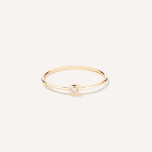 Anel de aro arredondado minimalista feito a mão em ouro 18k com diamante sobre fundo branco