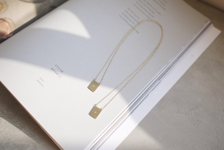 Colar escapulário com duas placas de gravação personalizável feitas a mão em ouro 18k