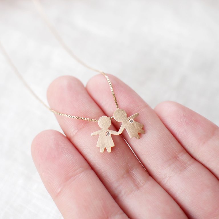 pingente minimalista com corrente representando filhas feito a mão em ouro 18k com diamante