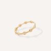 Aliança minimalista em ouro 18k feita a mão com diamantes sobre fundo branco para casamentos