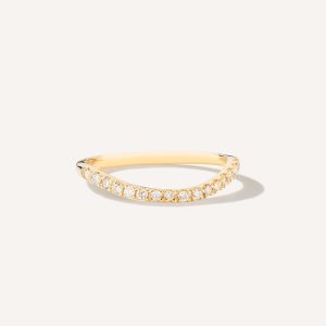 aliança minimalista feita à mão em ouro 18k com aro cravejado de diamantes e de formato ondulado para casamentos