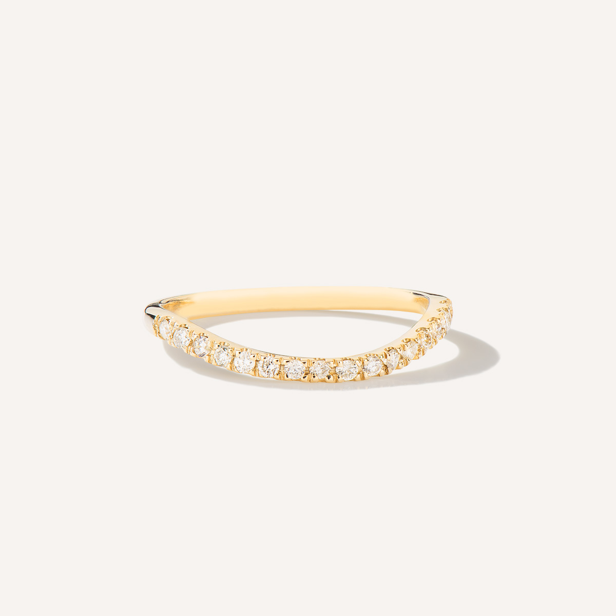 aliança minimalista feita à mão em ouro 18k com aro cravejado de diamantes e de formato ondulado para casamentos