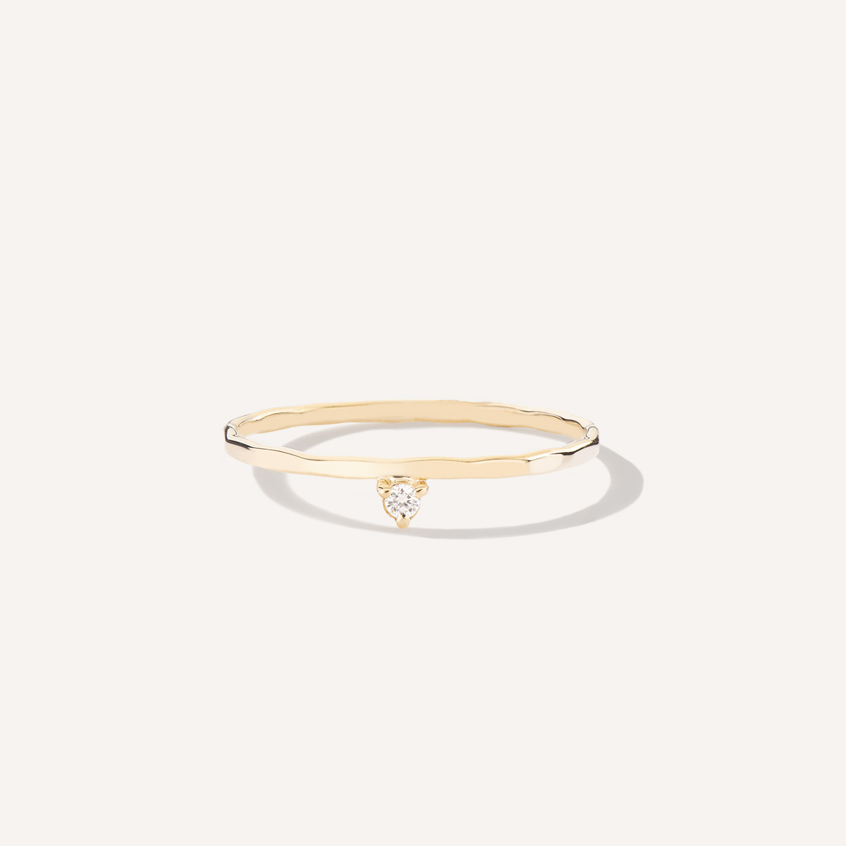 Anel martelado em ouro 18k com diamante minimalista para noivado