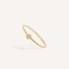 Anel de aro fino minimalista feito a mão em ouro 18k com diamante sobre fundo branco
