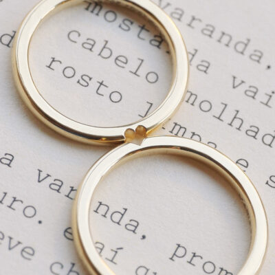 par alianças de casamento feitas à mão em ouro 18k que o par forma um coração