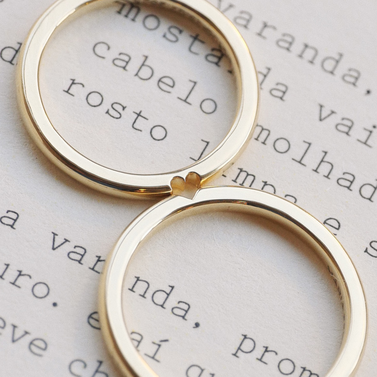 par alianças de casamento feitas à mão em ouro 18k que o par forma um coração