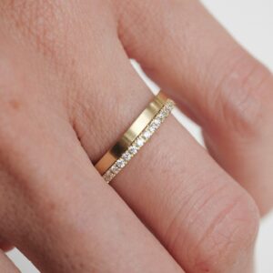 Mulher usando Aliança minimalista de formato quadrado e liso feita a mão em ouro 18k para casamentos