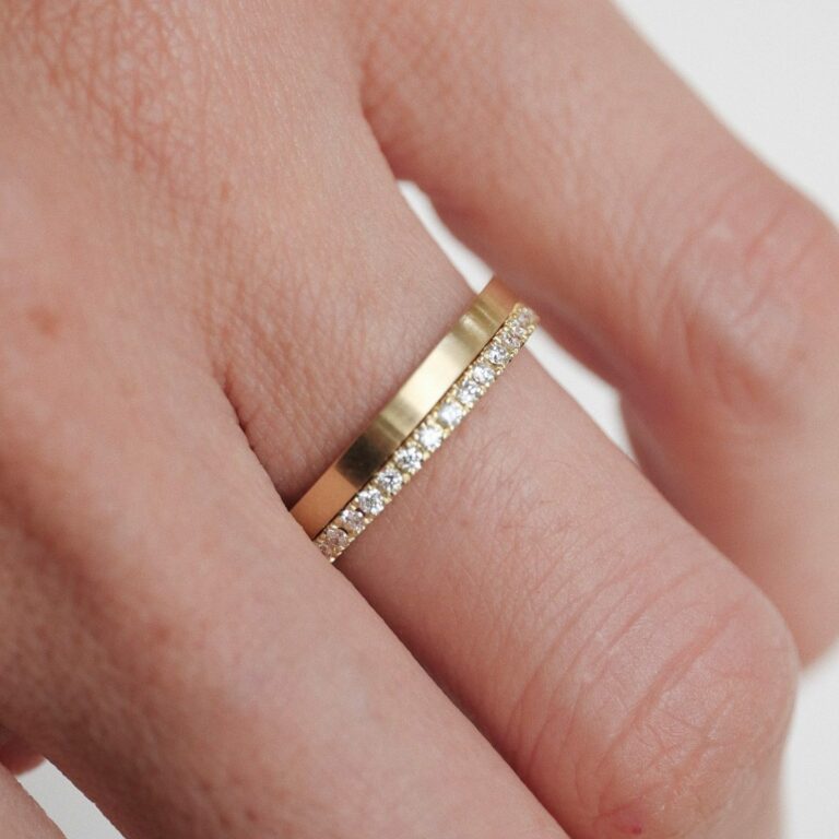 Mulher usando Aliança minimalista de formato quadrado e liso feita a mão em ouro 18k para casamentos