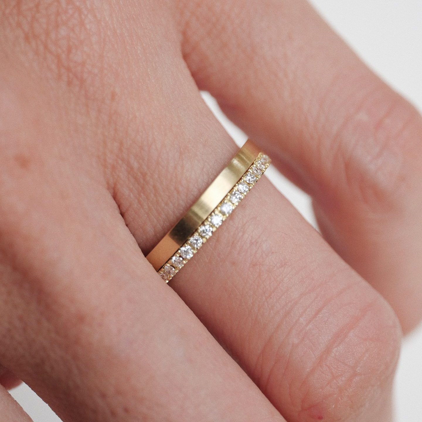 Mulher usando Aliança minimalista de formato quadrado e liso feita a mão em ouro 18k para casamentos