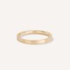 aliança de casamento feita à mão em ouro 18k e minimalista sobre fundo branco