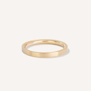 aliança de casamento feita à mão em ouro 18k e minimalista sobre fundo branco