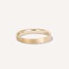 aliança de casamento feita à mão em ouro 18k e minimalista sobre fundo branco