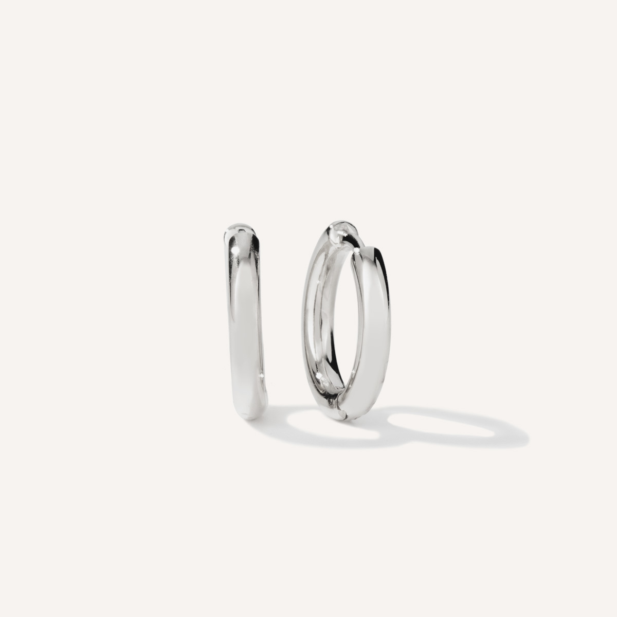 Brinco minimalista de Argola redonda delicada feita a mão em ouro 18k