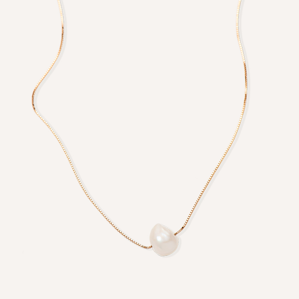 colar de ouro 18k amarelo com pérola natural orgânica no centro e corrente veneziana