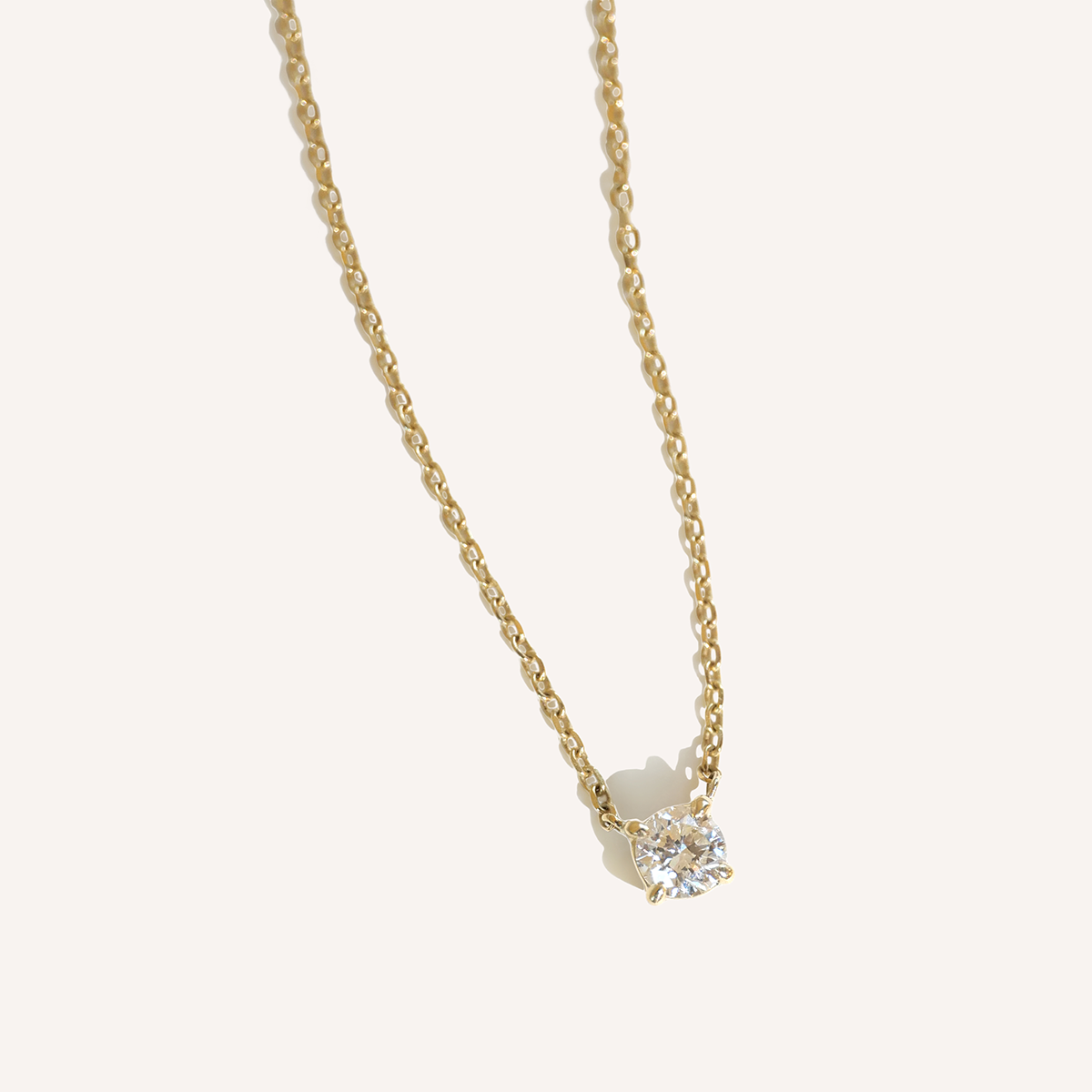 colar solitário com diamante 30p em ouro 18k