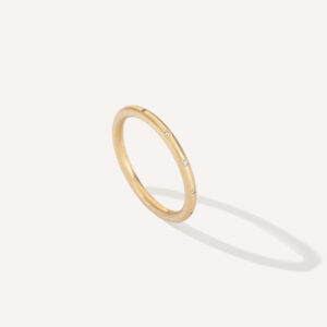 Aliança de aro redondo 1,8mm com diamantes minimalista feita a mão em ouro 18k para casamentos sobre fundo branco