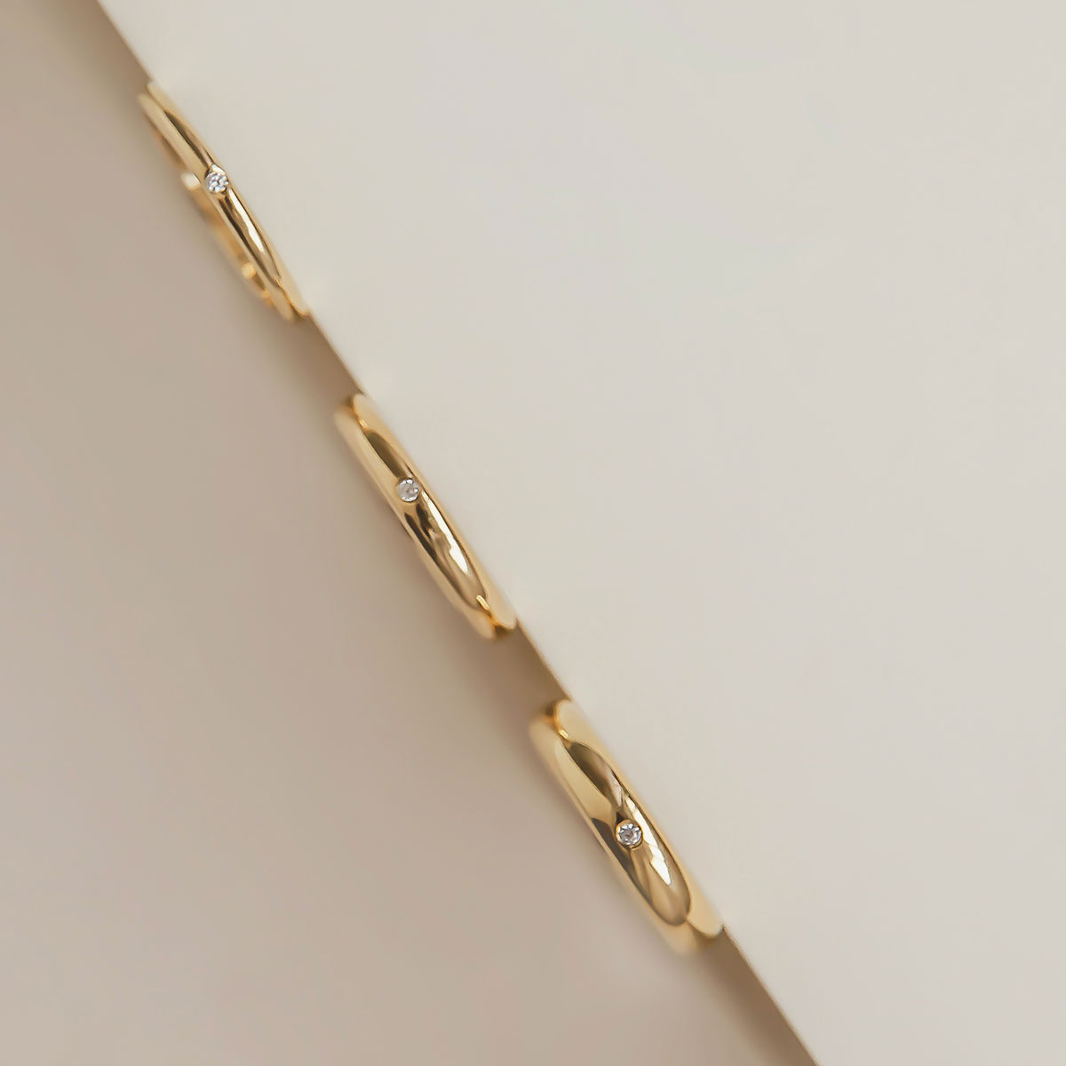 Alianças de diferentes tamanhos minimalistas feitas a mão em ouro 18k com diamantes para casamentos