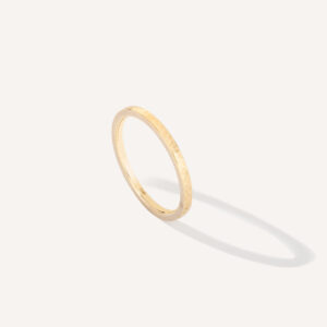Aliança minimalista martelada feita a mão em ouro 18k sobre fundo branco