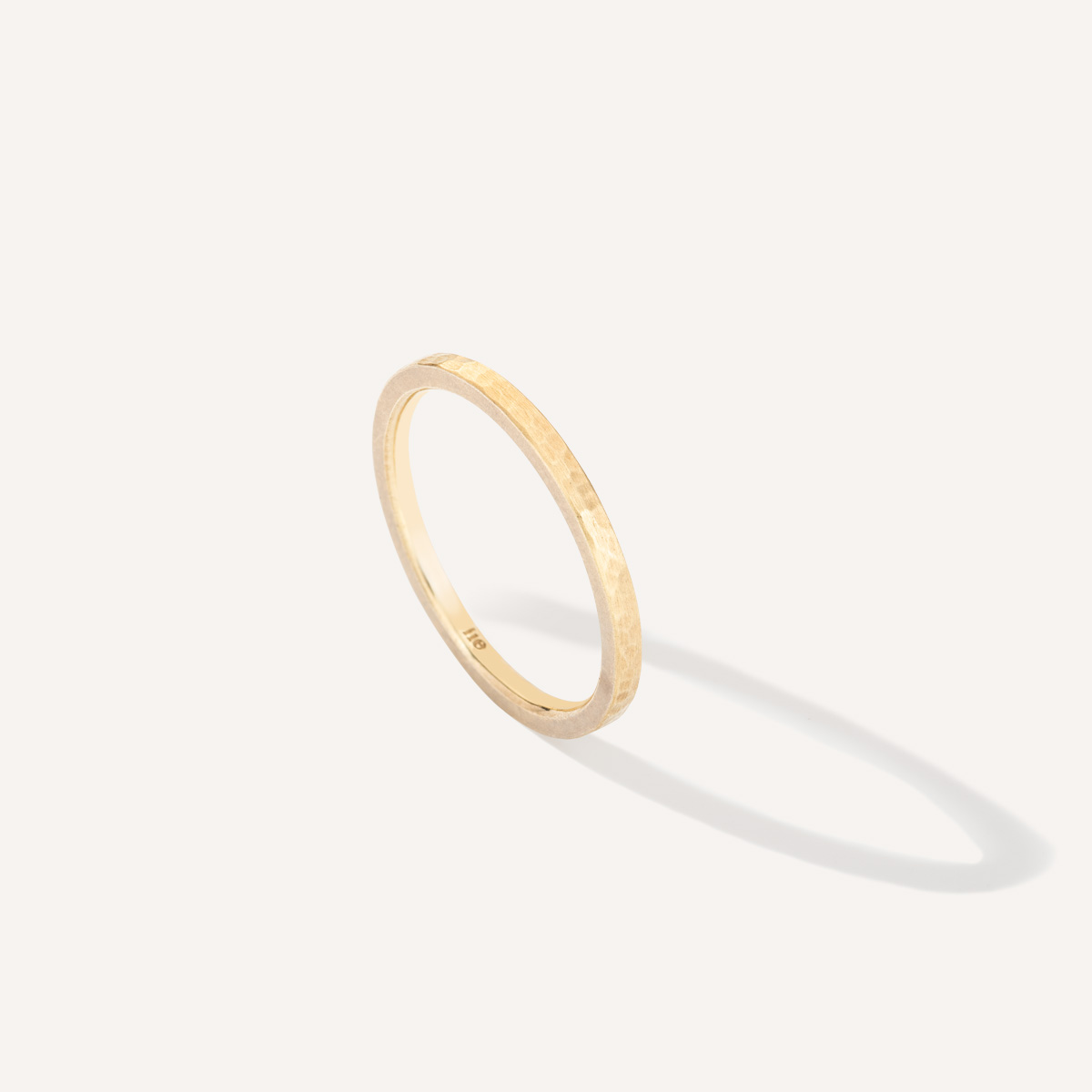 Aliança minimalista martelada feita a mão em ouro 18k sobre fundo branco