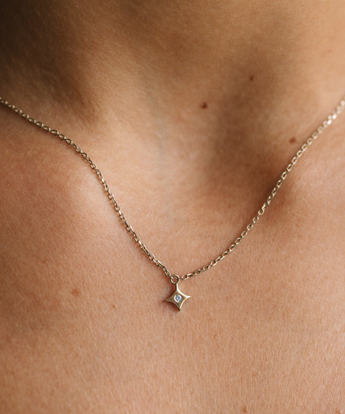 colar minimalista feito a mão em ouro 18k com letra da inicial do nome
