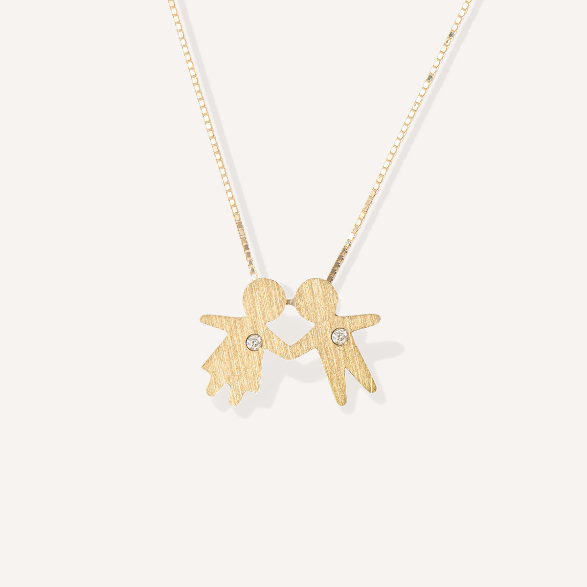 colar representando filhos juntos feito a mão em ouro 18k com diamante e corrente minimalista