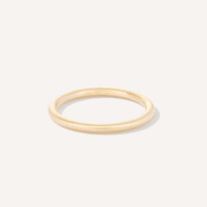 Aliança de aro redondo 1,8mm minimalista feita a mão em ouro 18k para casamentos sobre fundo branco