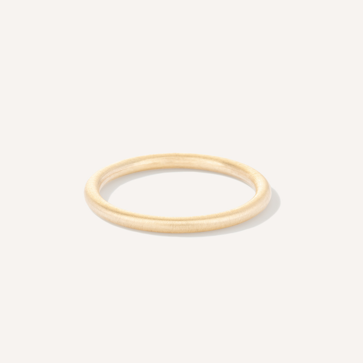 Aliança de aro redondo 1,8mm minimalista feita a mão em ouro 18k para casamentos sobre fundo branco