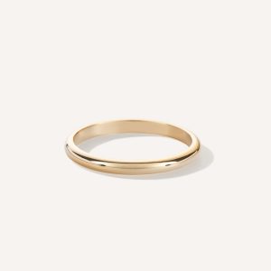 aliança de aro redondo feita à mão em ouro 18k de estilo minimalista e delicado para casamentos