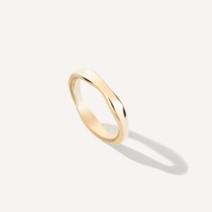 Aliança irregular orgânica minimalista feita a mão em ouro 18k para casamentos sobre fundo branco