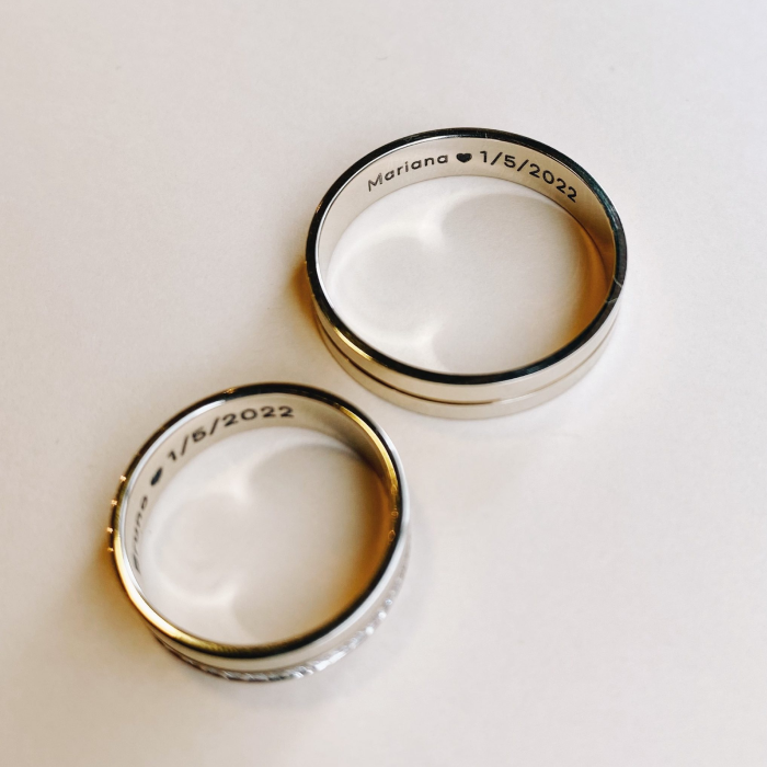 Para de alianças em ouro amarelo 18k, com gravação do nome do casal.
