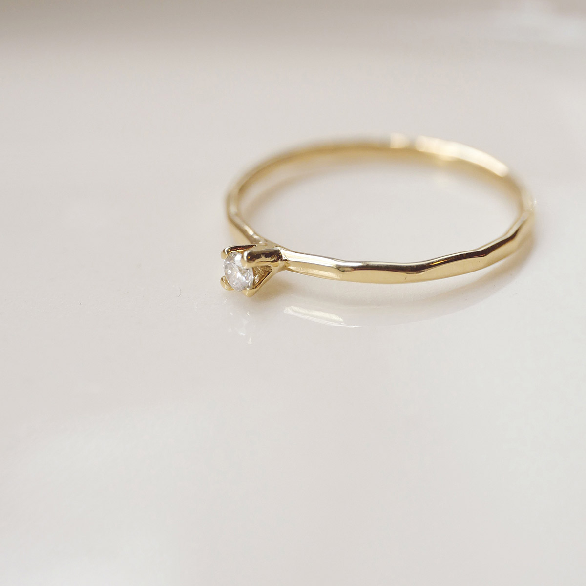 Anel solitário minimalista martelado para noivado em ouro 18k com diamante